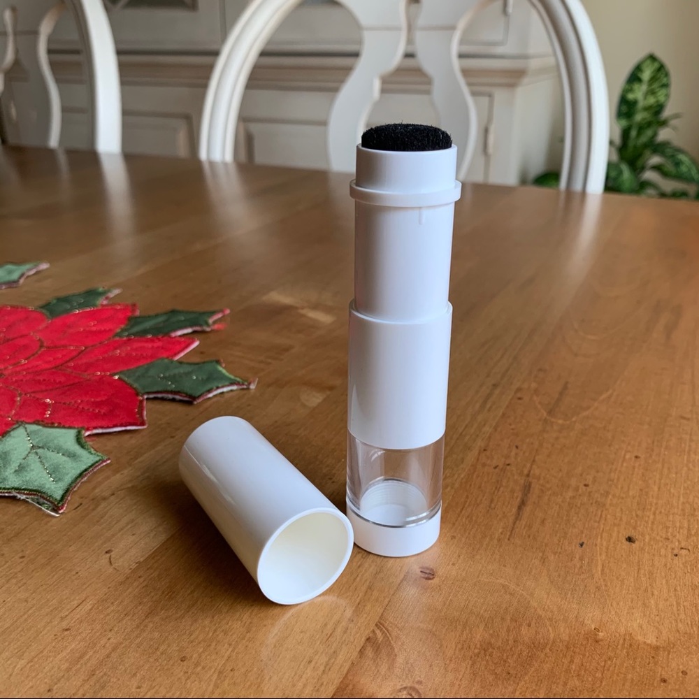 Refillable Powder Brush Dispenser - Picture 2 of 5